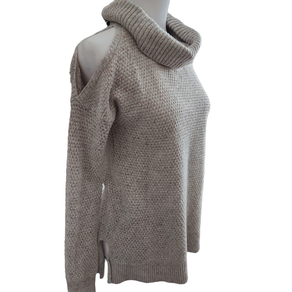 Shoulder cutout sweater